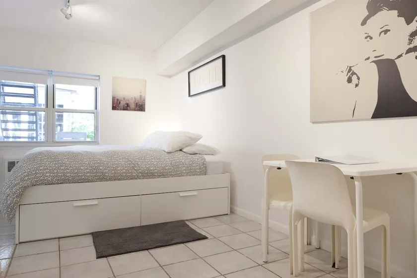 Sleek Astoria Studio: Style Meets City Heart - Image 1