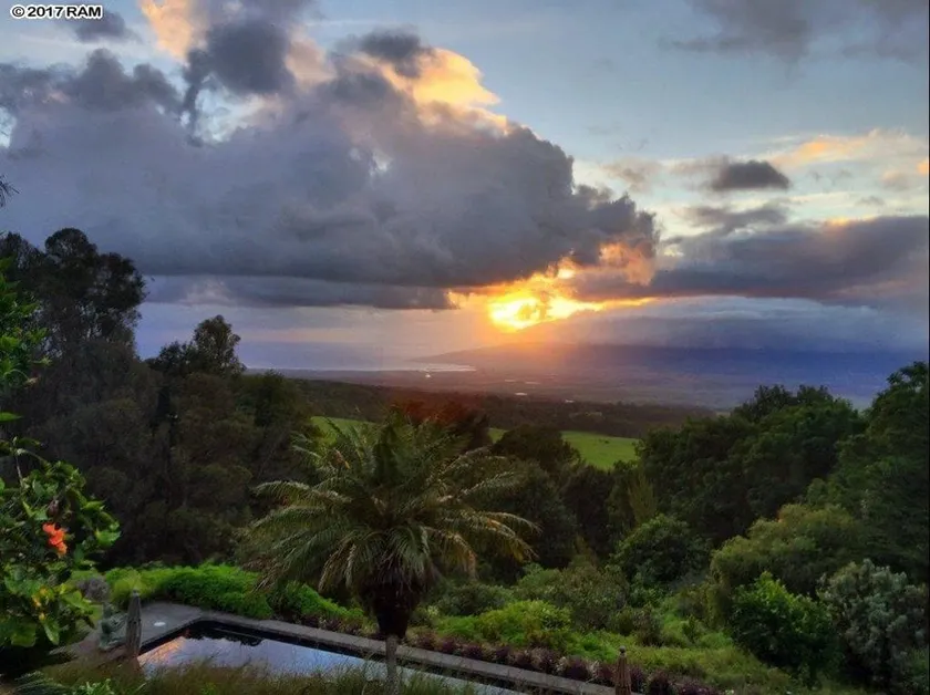 Rustic Upcountry retreat with breathtaking views! - Image 1