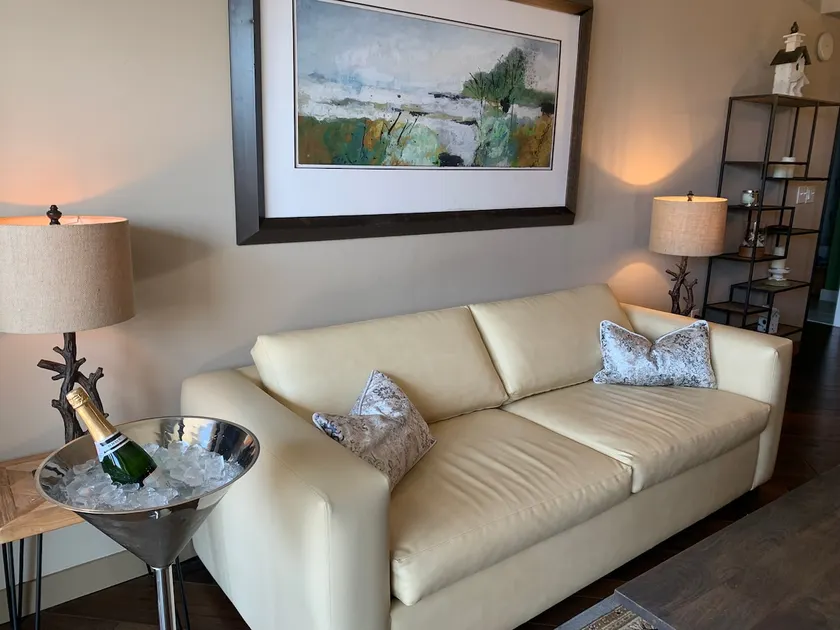 Designer Condo with lake views - Image 1