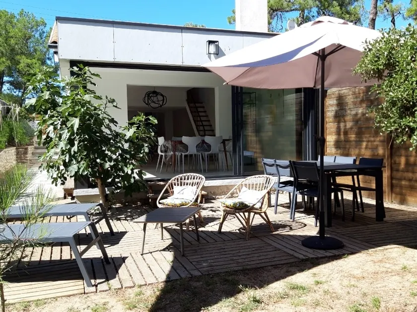 Villa under fyrretræer, 3 minutters gang fra stranden og butikker. - Image 1
