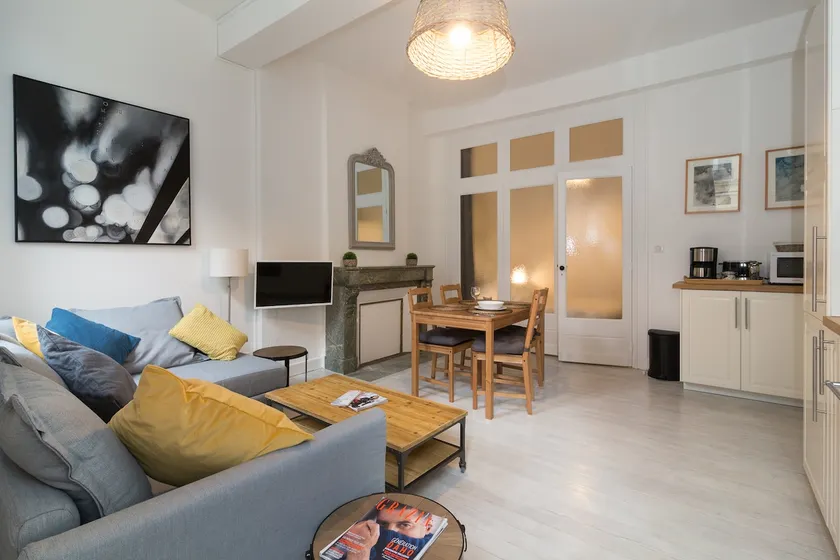 Stylish bright 2 bed apartment - Image 1