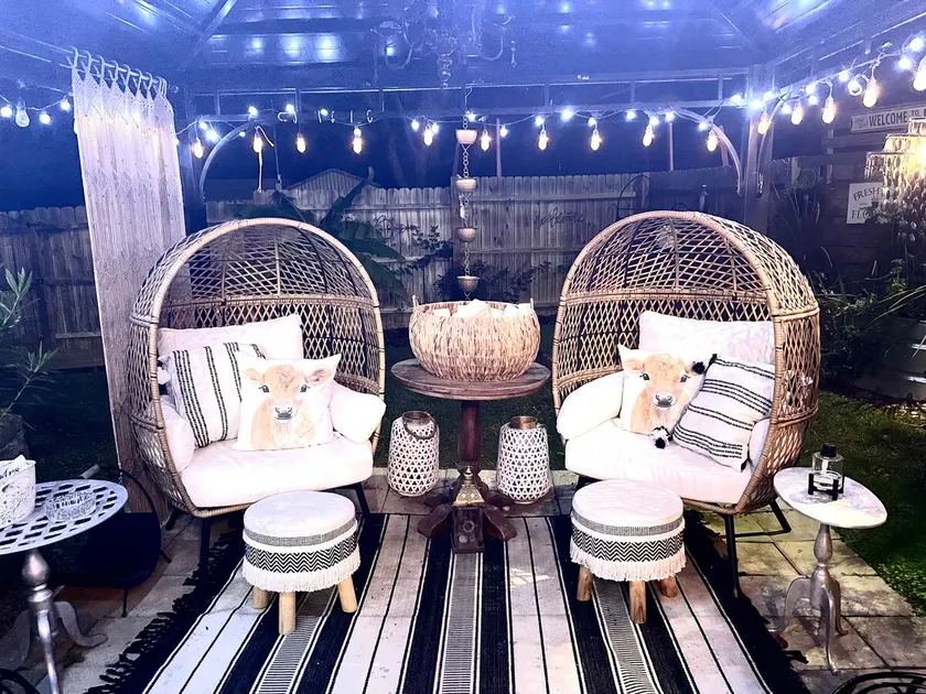 The Glam Cottage, Glamorous Southern Charm & cows. - Image 1