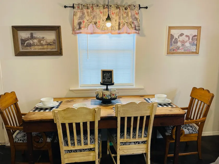 Town & Country Cottage - Image 1