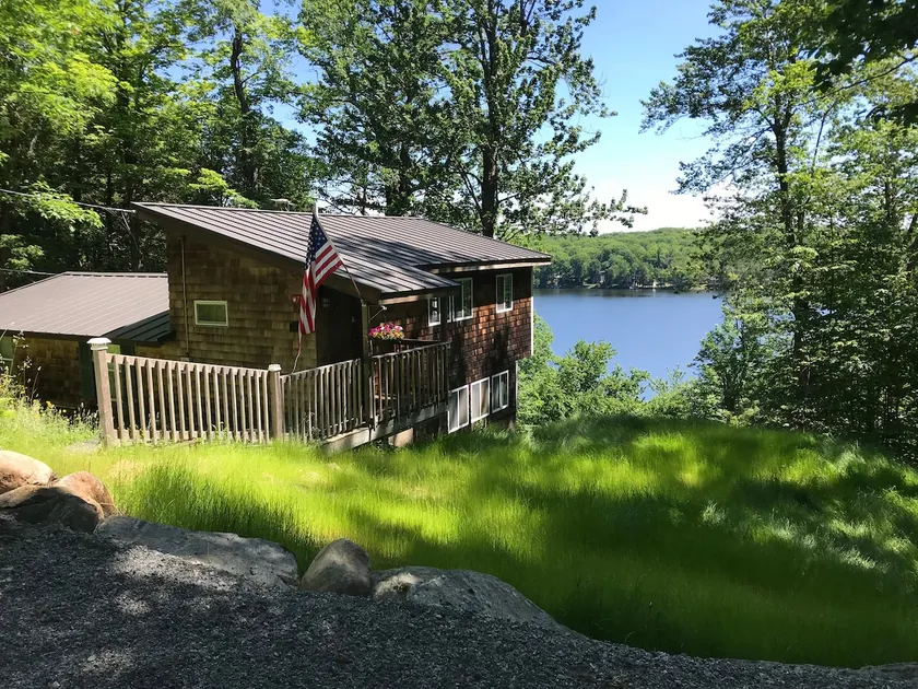 Cabin with spectacular views of Robin Hood Lake - Image 1