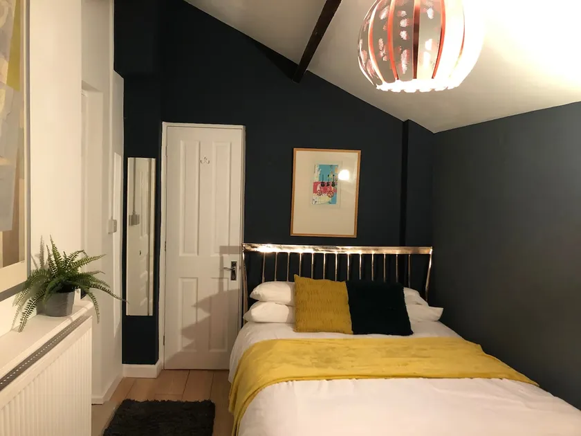 Funky private bedroom with own en suite and entry. - Image 1