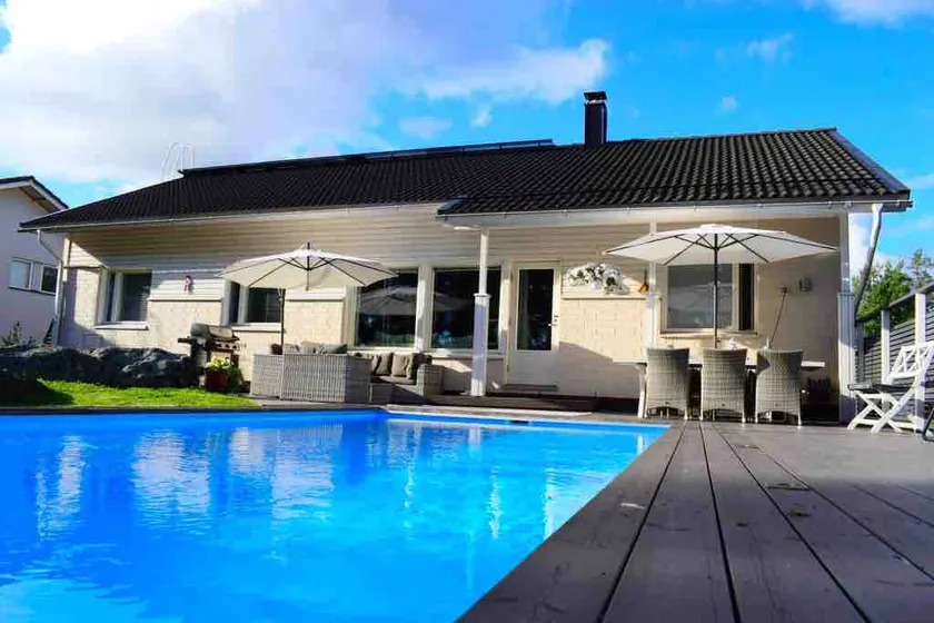 Nice house with swimming pool and yard sauna - Image 1