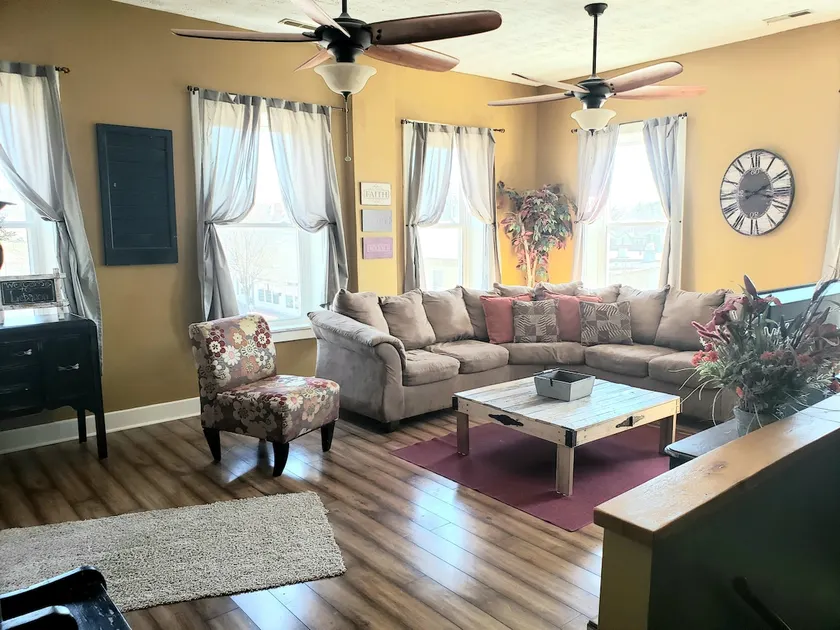 Lovely, well located, spacious loft in Lebanon Oh - Image 1