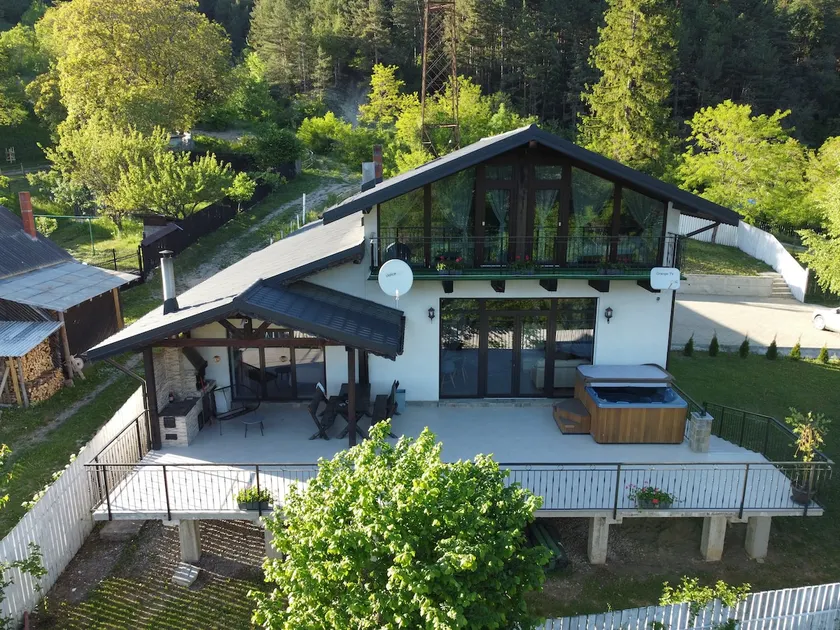 Casa Yla offers comfort, space and views. - Image 1