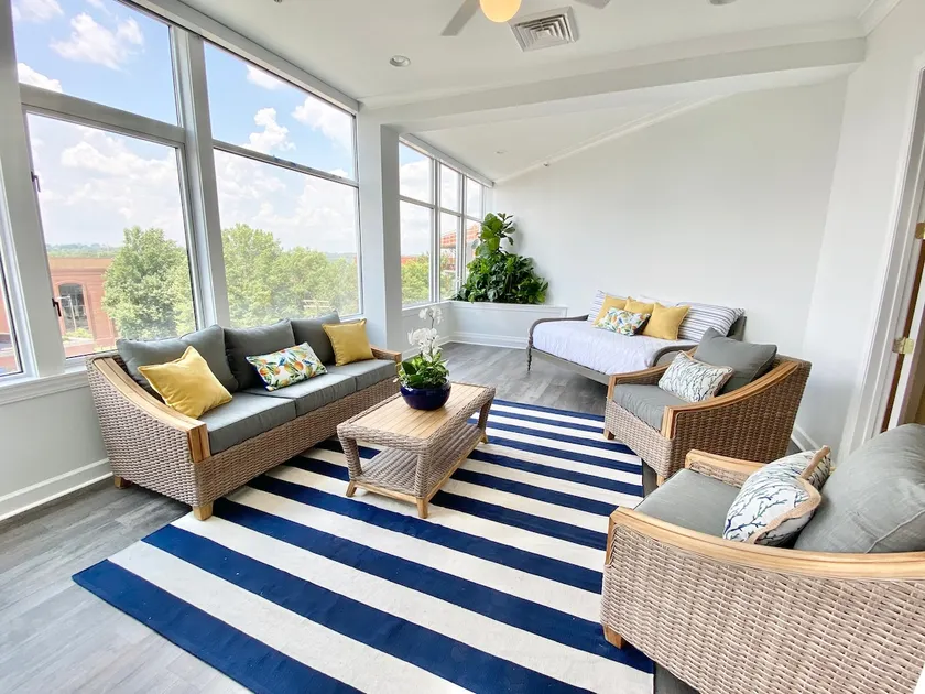 Luxurious Posh Downtown Condo - Image 1