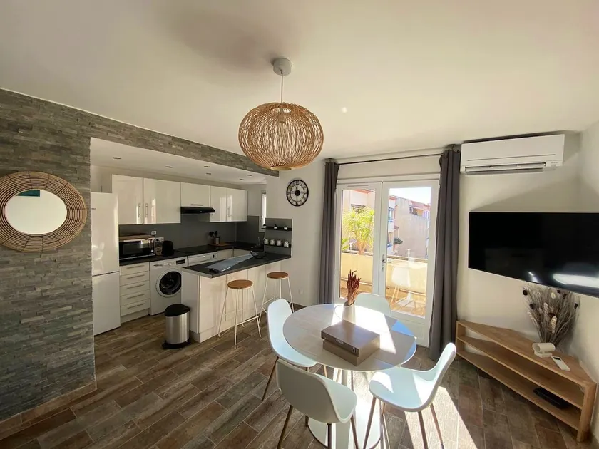 Village center apartment, sea view, private parking - Image 1