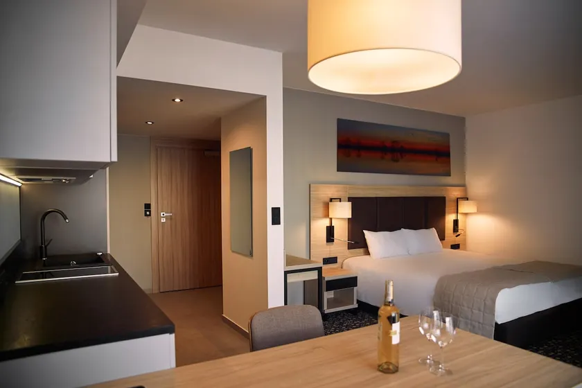 Bristol Aparthotel - Image 1