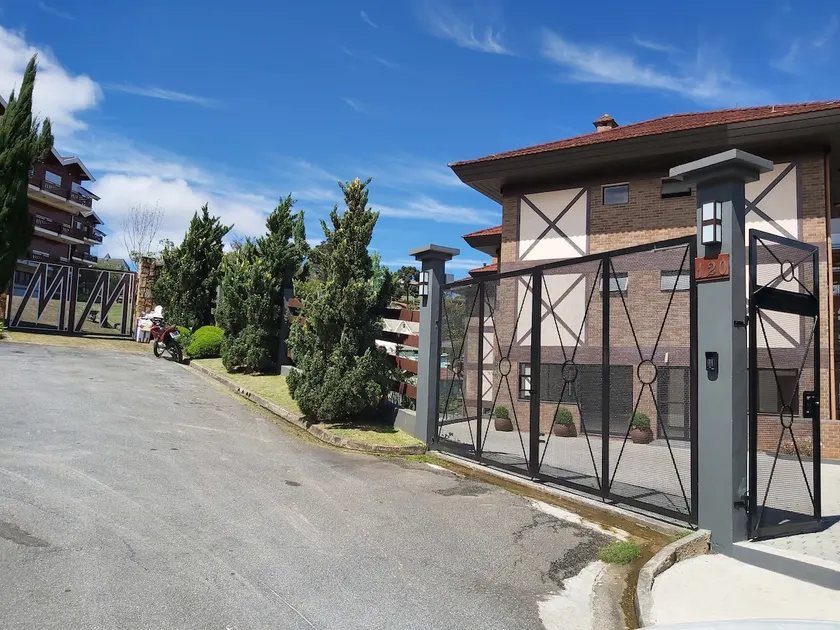 Ape with stunning balcony and mountain view - Image 1