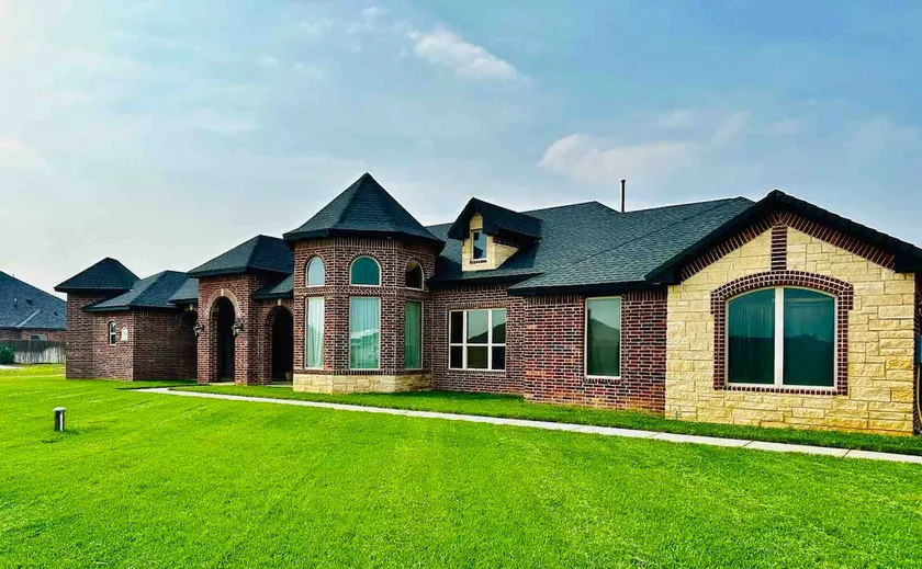 The Castle-Family Friendly-Spacious-Large Parking - Image 1