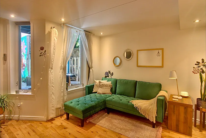 Beautiful, Great area, Parking, Next to Metro! - Image 1