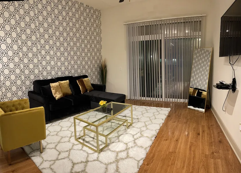 NRG suite with free parking - Image 1