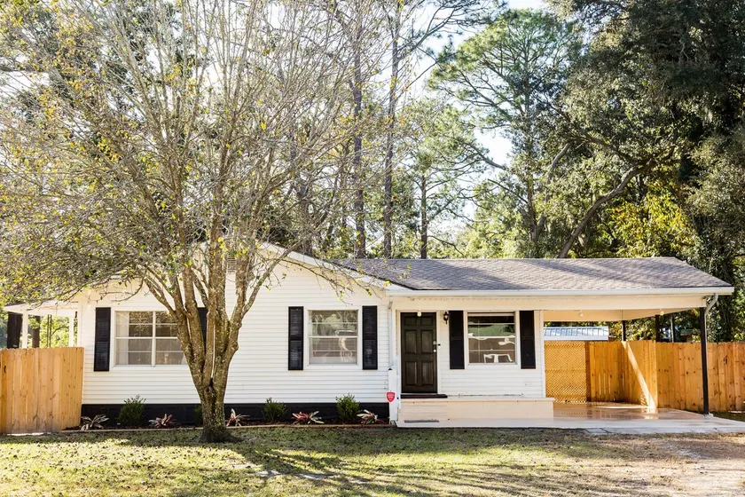 Pet Friendly-1 Mile to the Beach! Fenced in Back Yard! - Image 1