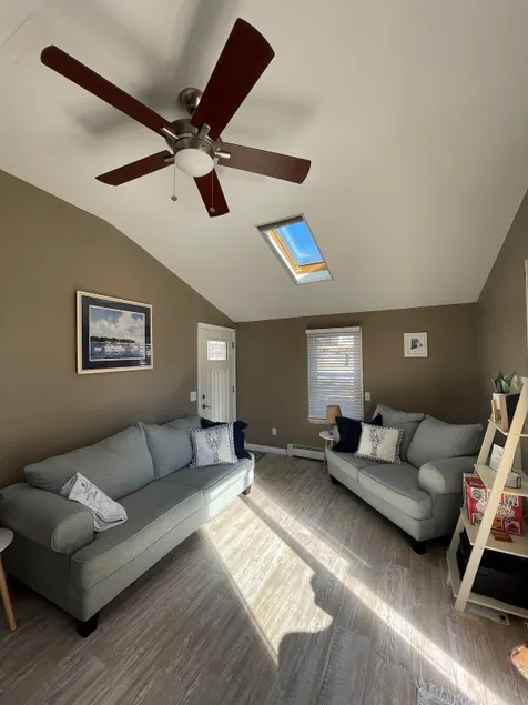 Cozy house blocks to downtown, minutes to beaches! - Image 1