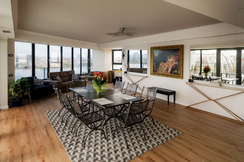 Luxurious penthouse with lake and park view incity - Image 1