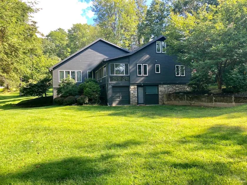 Rancher exceptionnel avec 4 chambres et 3 salles de bains avec accès au lac - Image 1