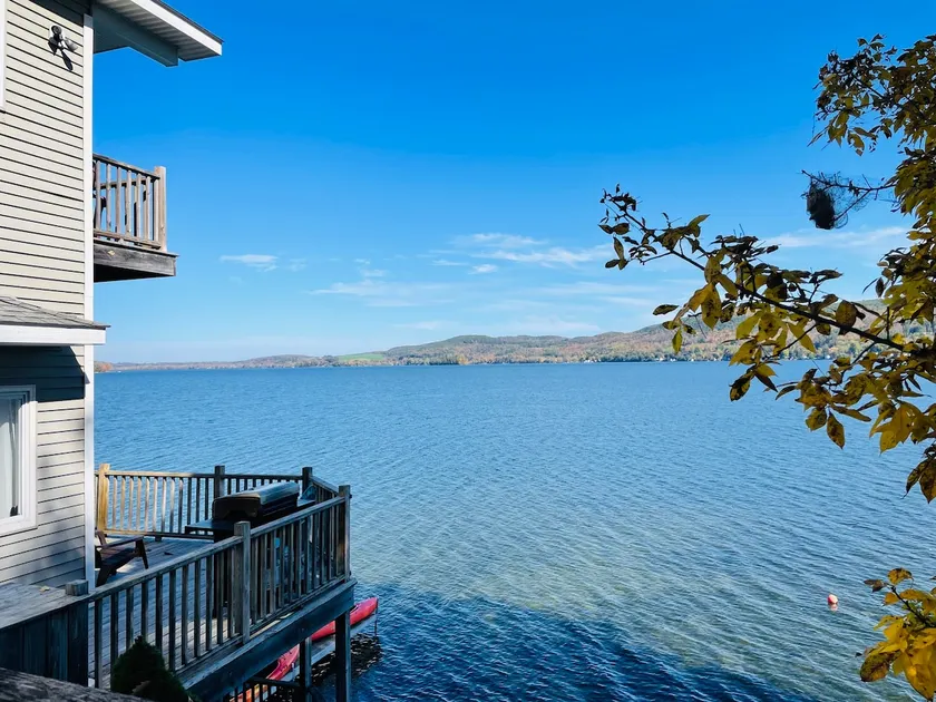 Beautiful Big Lake Front House W/gorgeous lake views - Image 1