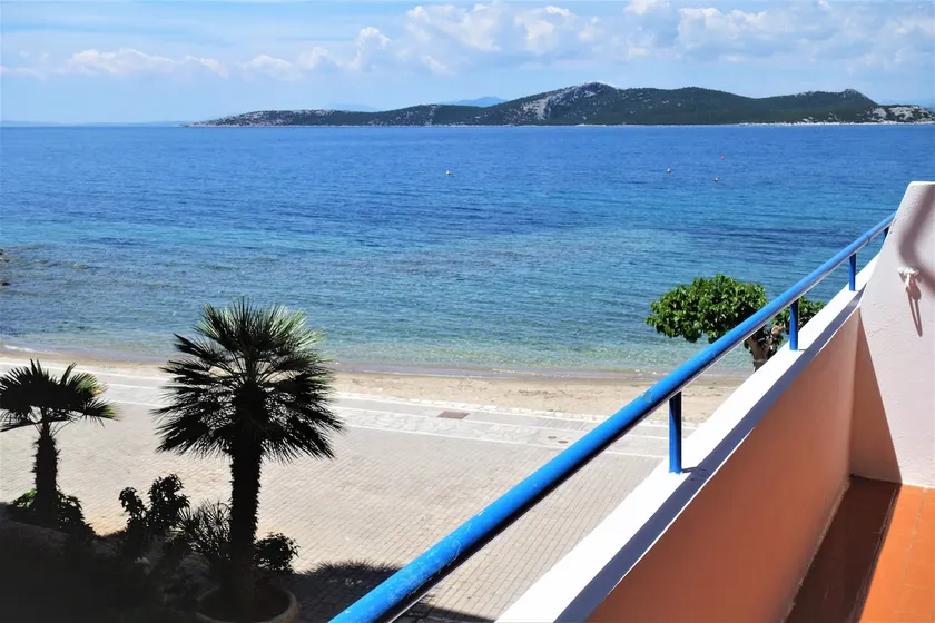 Nea Styra seafront apartment with stunning view - Image 1