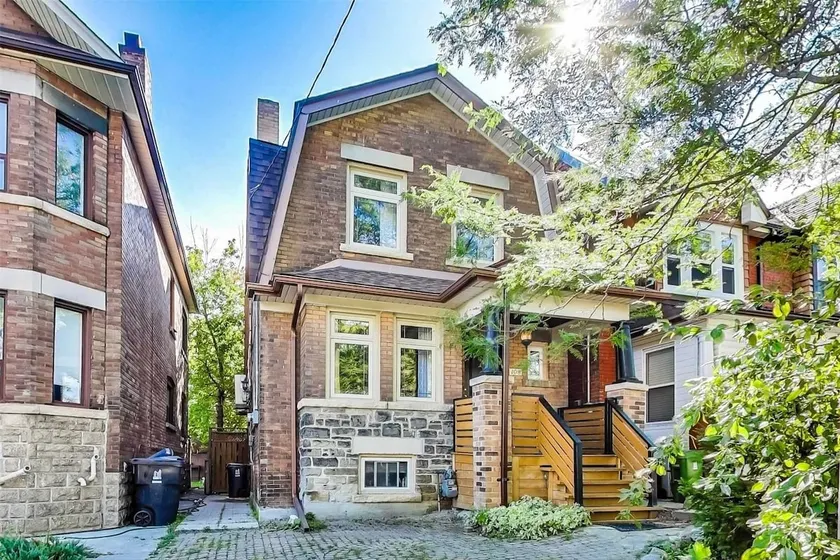 Stay like a Real Torontonian on trendy St Clair W! - Image 1