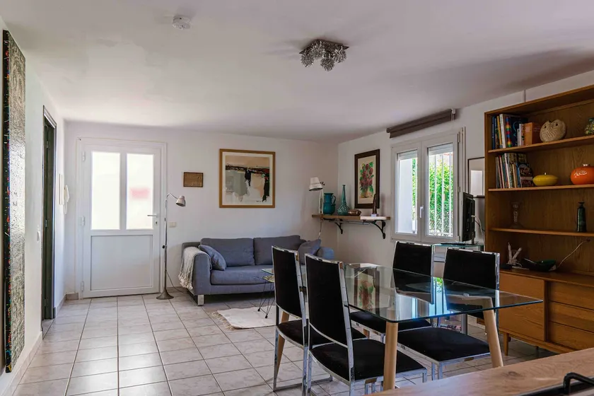F2 in a 1930s villa - Image 1