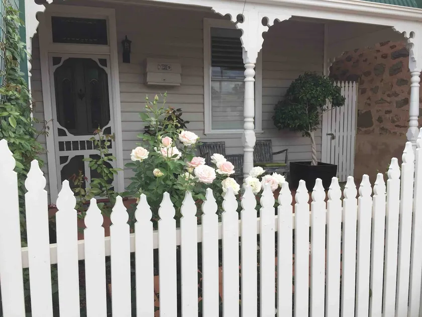 “Pettigrove” - charming heritage cottage - Image 1