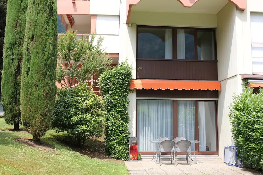 Lakefront apartment with beach and pool - Image 1