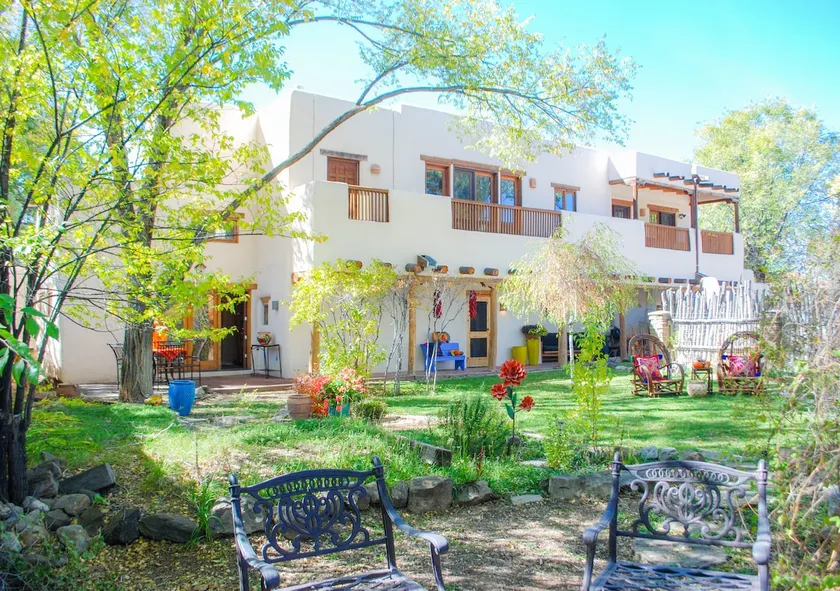 La Posada de Taos, Monterrey Rum, promenad till plaza - Image 1