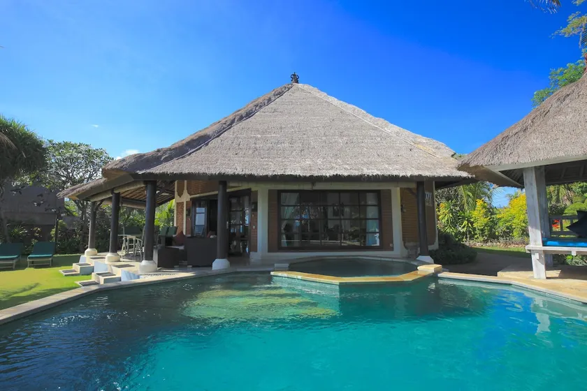 Bundar - Superb beachfront villa with pool and staff! - Image 1