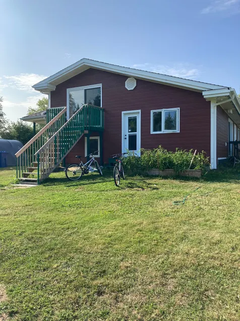 Sunny, private accommodation and children's park - Image 1