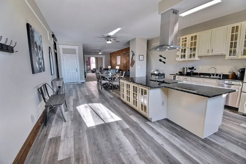 2,800 Sq Ft Downtown Lafayette Executive Condo - Image 1