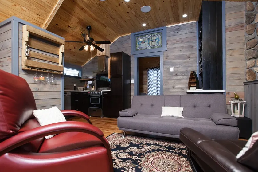 Private 1 Bedroom Cottage Apartment with Deck - Image 1