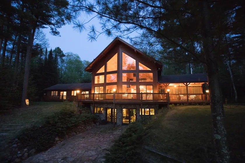 * NY LISTE * BIRCH BRAE-Fantastisk hus på Big Lake, omgivet af skov og kunst - Image 1