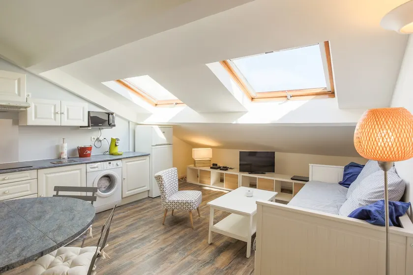 2-room attic with glass-enclosed terrace - Image 1
