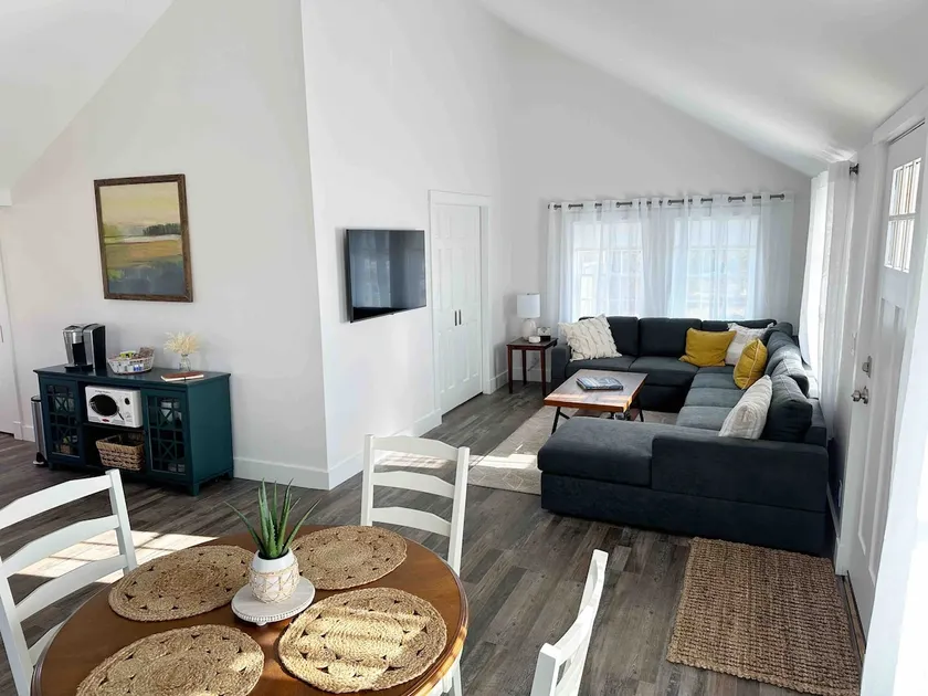 Newly Renovated + Centrally Located Couples Nook - Image 1