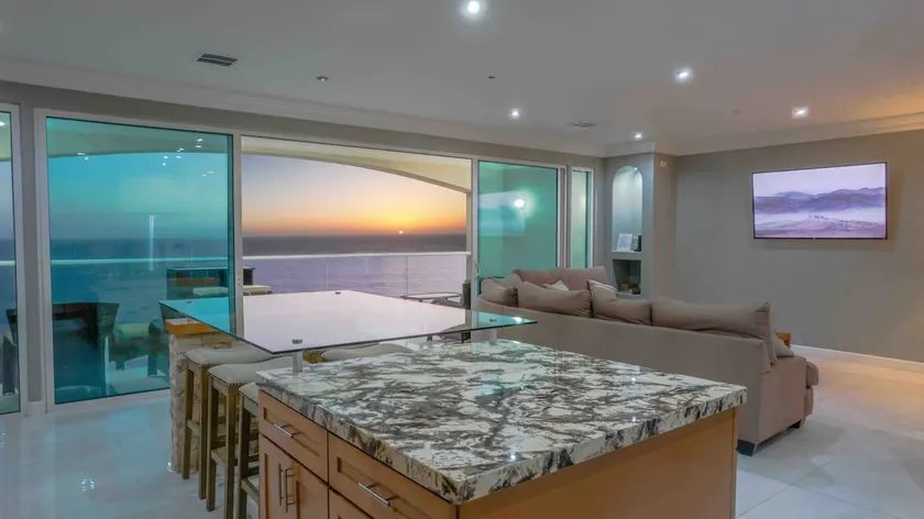 Stylishly appointed ocean-front condo with breathtaking panoramic views - Image 1
