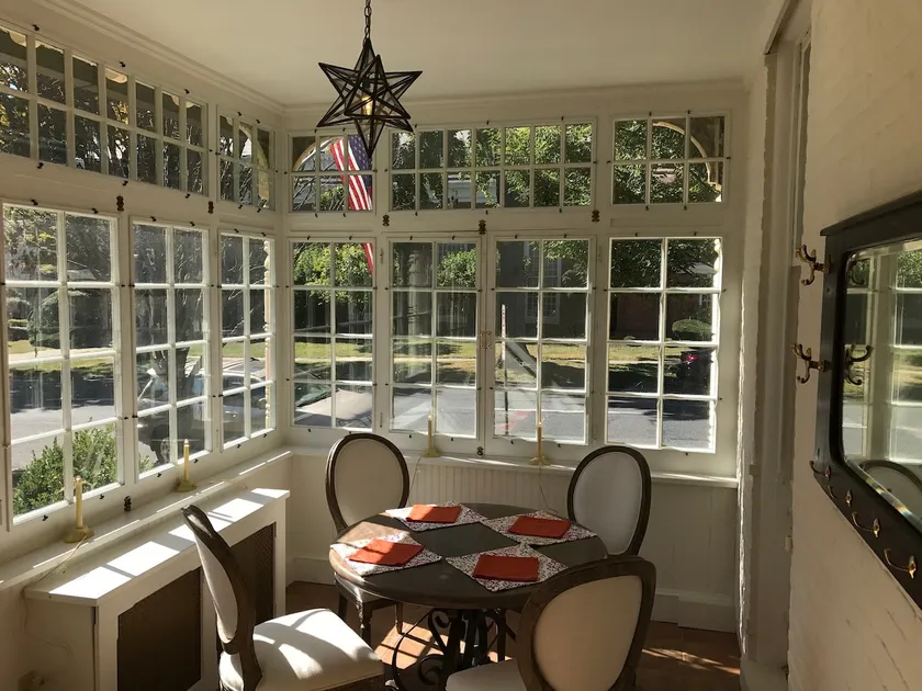 Desirable Historic District Private Apartment - Image 1