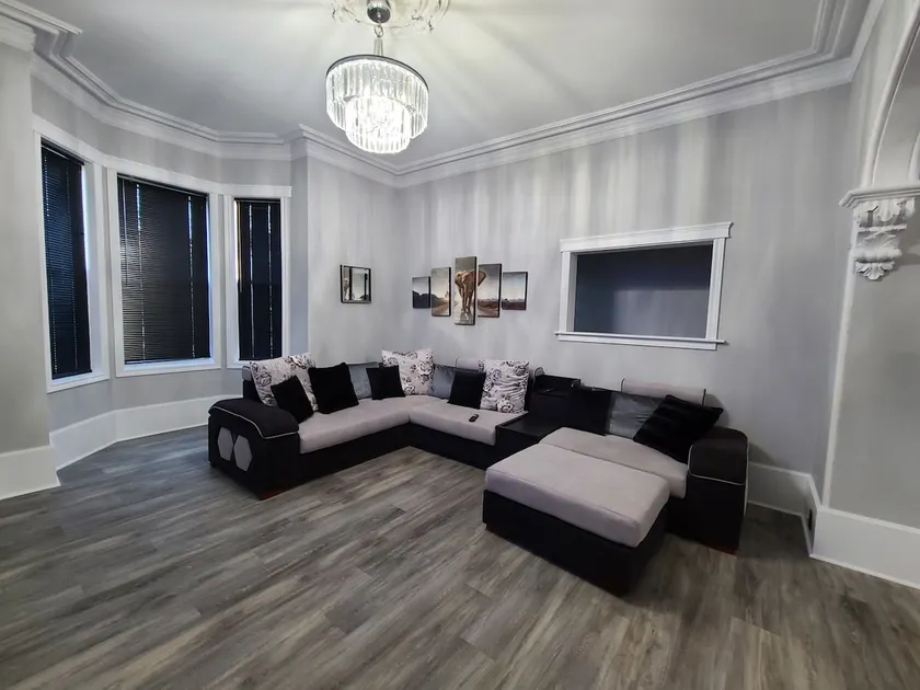 Beautifully Renovated 2 Bedroom Unit -City Central - Image 1