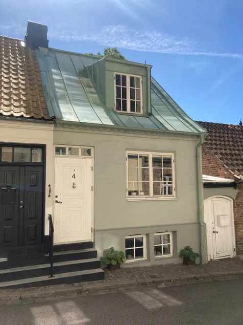 Centrally located townhouse by the sea. - Image 1