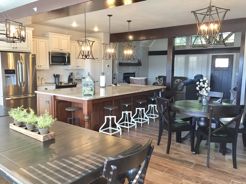 Rockwood Lodge 7 bed/6 bath Lake View Sleeps 20 - Image 1