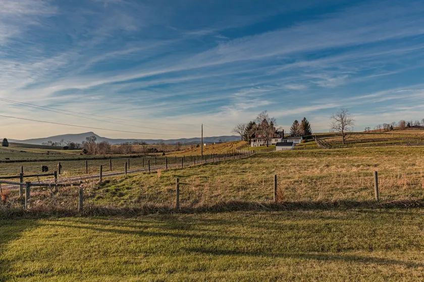 Historic Farmhouse w/ relaxing spacious porch!! - Image 1