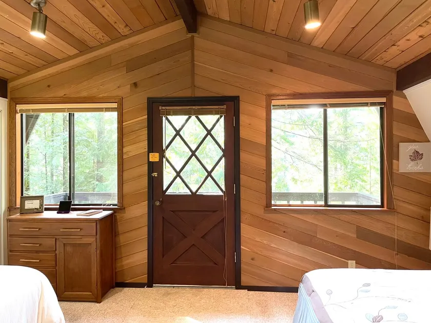 Gambrel Cabin at Lake Cushman - Image 1