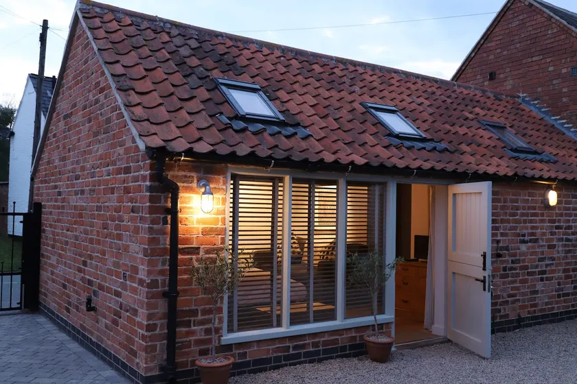 Cosy studio with off street parking - Image 1
