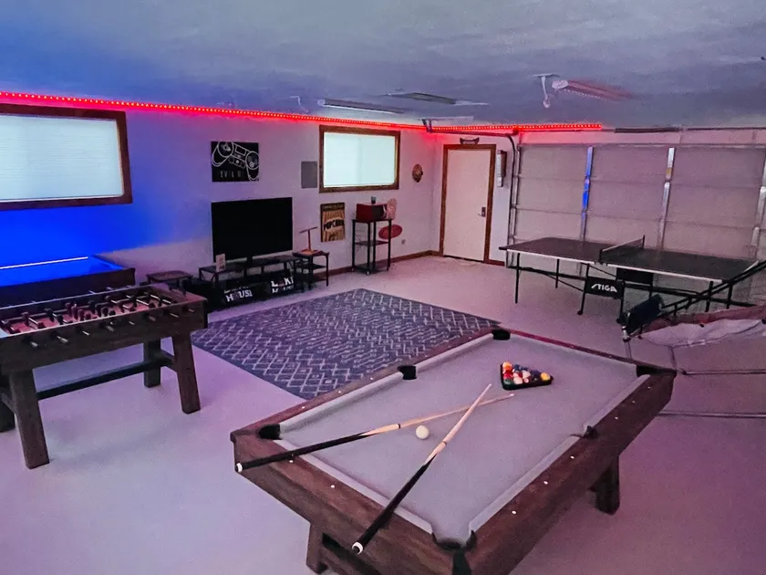 Gameroom! King Bed! WiFi! Roku TV’s - Image 1