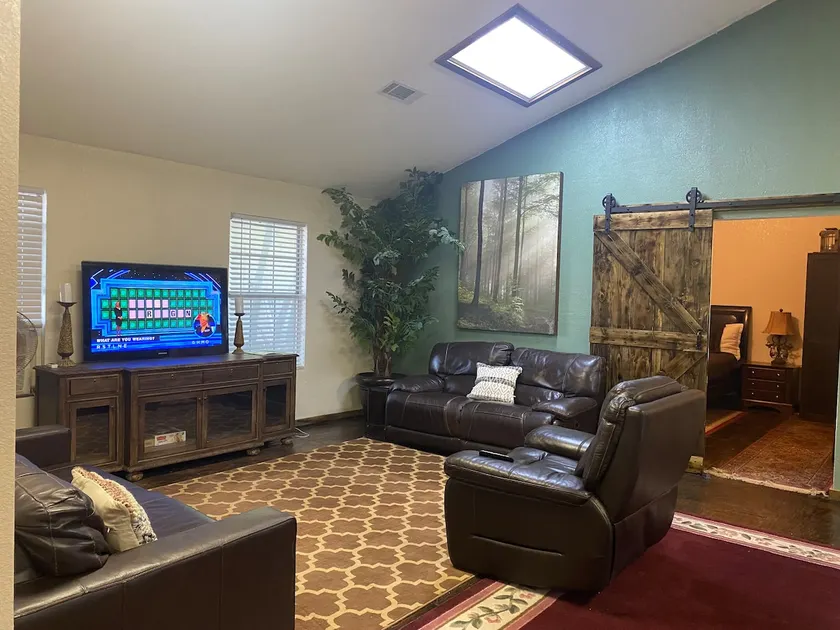Spacious 2100sqft. 5 minute drive to Lake - Image 1