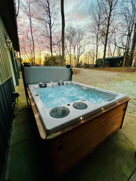 Unique Barndominium studio, private Hot tub & yard - Image 1
