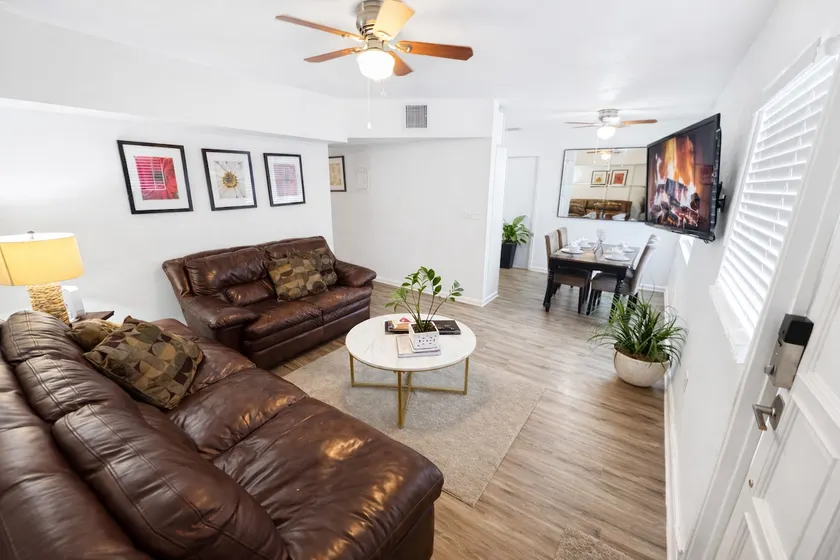 3 Beds/Rooms Coastal Oasis Near Beaches & Dinings - Image 1