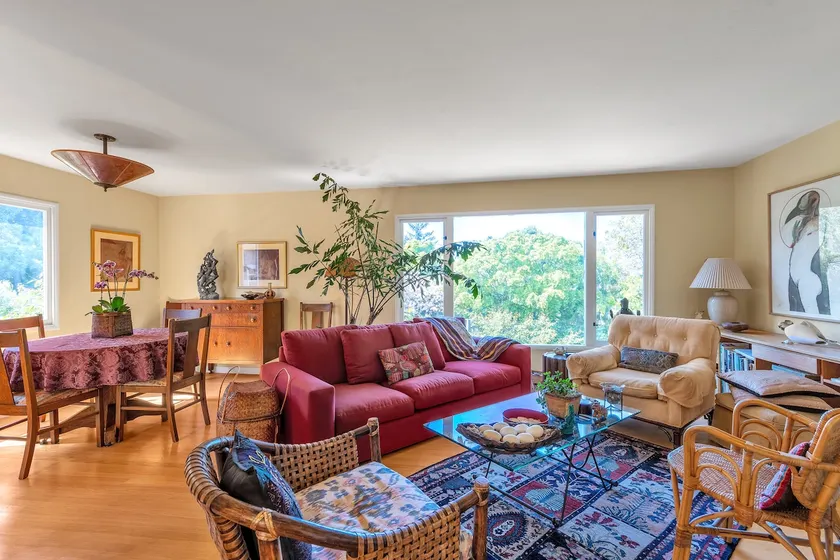 Near UC, Walk to food & bus. Sleep 4, Enjoy garden - Image 1
